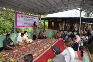 Politisi Gerindra Siti Nurizka Serahkan Bantuan Benih ikan dengan Kelompok Tani di Karya Jaya