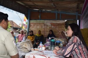 Srikandi Gerindra Siti Nurizka Bagikan Sembako kepada Kelompok Usaha Pengolahan Dasar
