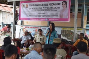 Datangi Kampung Nelayan di Keramasan, Srikandi Gerindra Siti Nurizka Bagikan Sembako kepada Warga