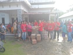 Rita Suryani Bantu Warga Korban Banjir Bukit Hulu