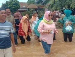 Terjun Langsung ke Lokasi Bencana Muratara, Rita Suryani Beri Bantuan untuk Korban Banjir