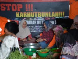 Terus Peduli Korban Banjir, Kali Ini Hj Rita Suryani Bagikan 1000 Nasi Bungkus