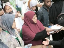 Bagikan Paket Makanan dan Minum di Sekitar Masjidil Haram, Beginilah Rita Suryani Maknai Bulan Rajab
