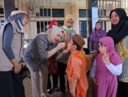 Bagikan Biskuit Balita dan Ibu Hamil, Warga Kecamatan Kemuning Apresiasi Kehadiran Eva Susanti